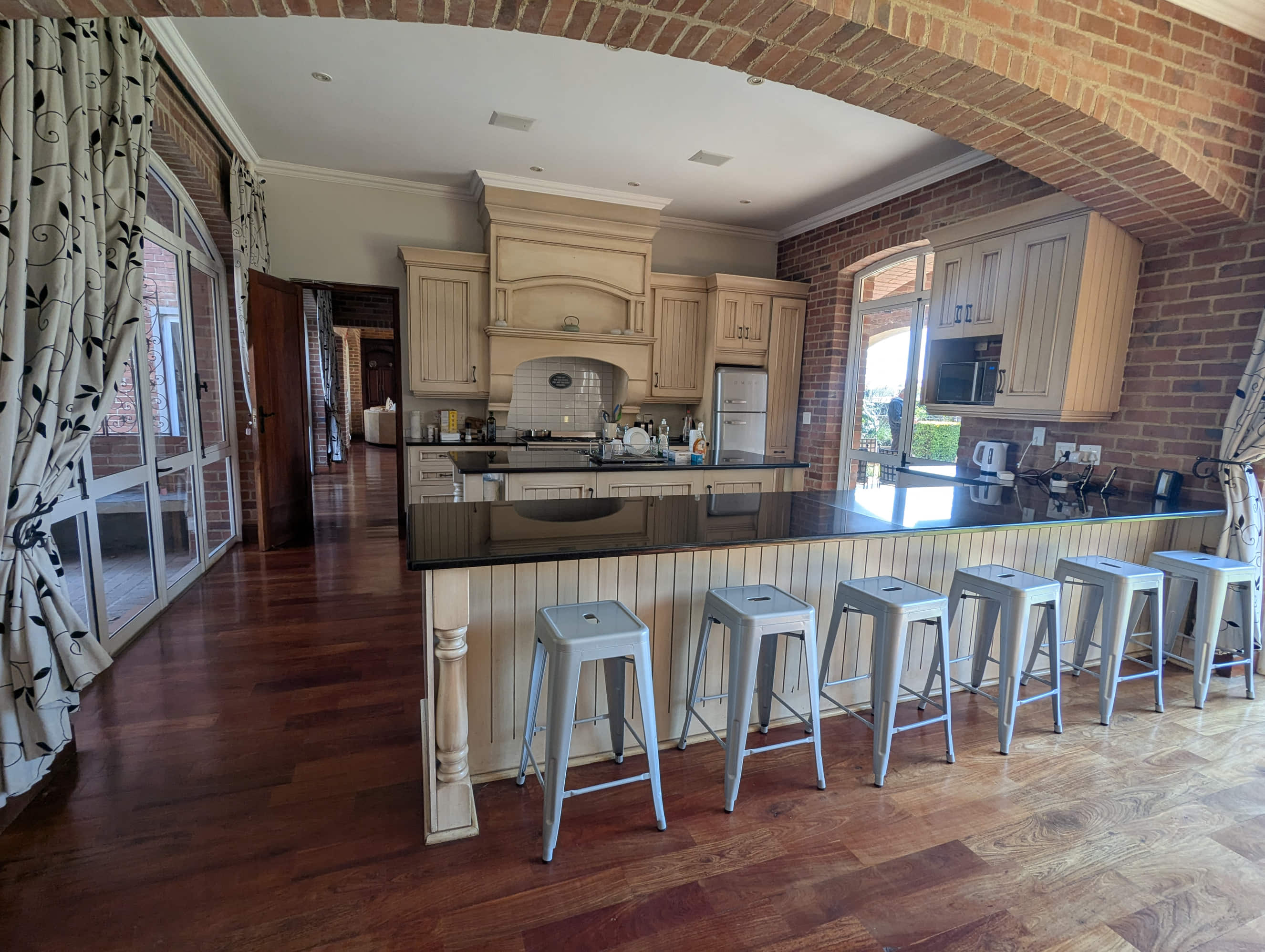 Kitchen and breakfast bar